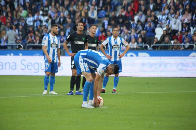 Carlos Fernández se dispone a lanzar el penalti ante el Málaga (Foto: Iris Miquel).