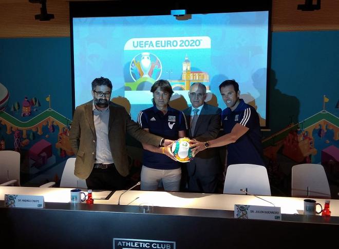 Julen Guerrero y Carlos Marchena en la presentación en Bilbao de la Eurocopa 2020.