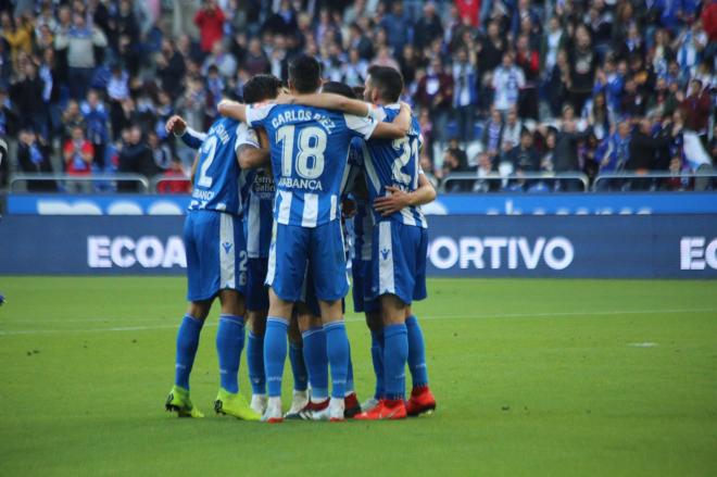 Los jugadores del Dépor celebran el tanto de penalti de Carlos Fernández (Foto: Iris Miquel).