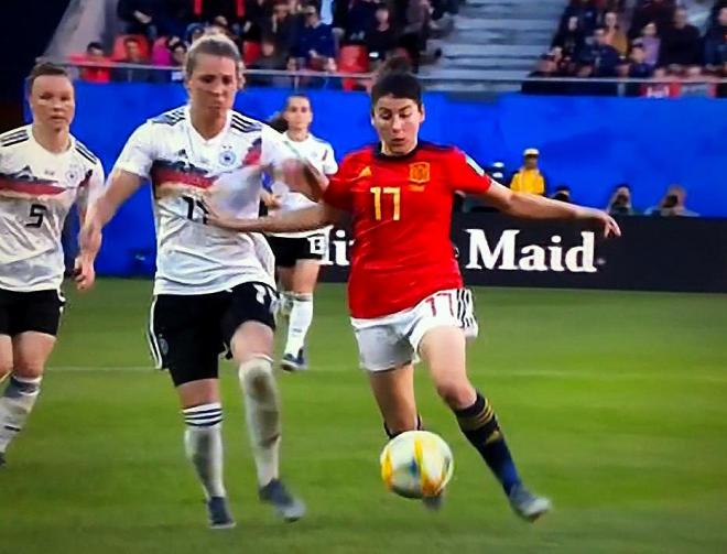 Peleó lo indecible la jugadora del Athletic Lucía García ante la poderosa Alemania.