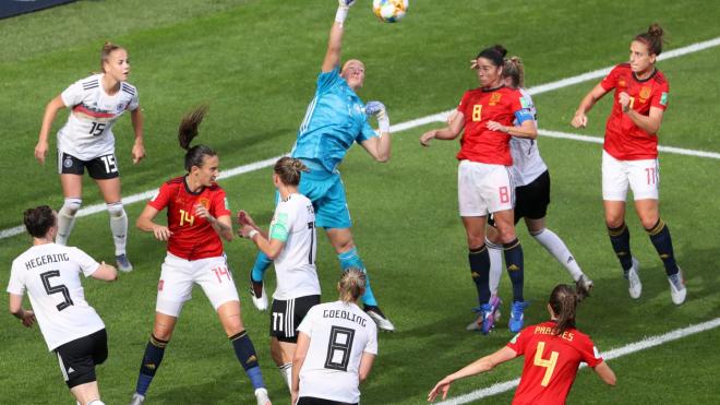 Schult despeja un balón que iba a cabecear Marta Torrejón (Foto: FIFA).