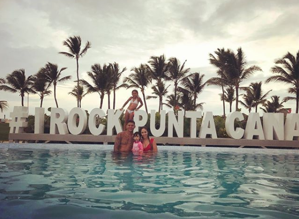 El jugador del Manchester United, Marcos Rojo, de vacaciones junto a su familia | Foto: Instagram.