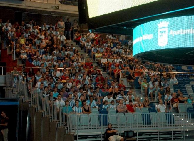 Varios aficionados ven un partido en el videomarcador del Carpena.