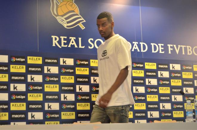 Alexander Isak, en su presentación como nuevo jugador de la Real. (Foto: Giovanni Batista)