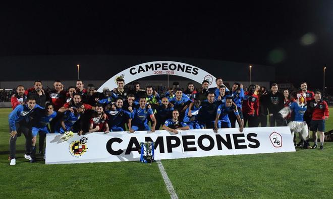 El Fuenlabrada celebra el campeonato de Segunda B. (@CFuenlabradaSAD)