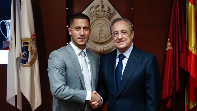 Florentino Pérez saluda a Eden Hazard a su llegada al palco del Santiago Bernabéu.