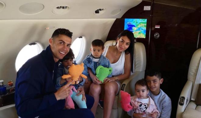 Cristiano Ronaldo, Georgina Rodríguez y sus cuatro hijos en el avión privado (Foto: @georginagio).