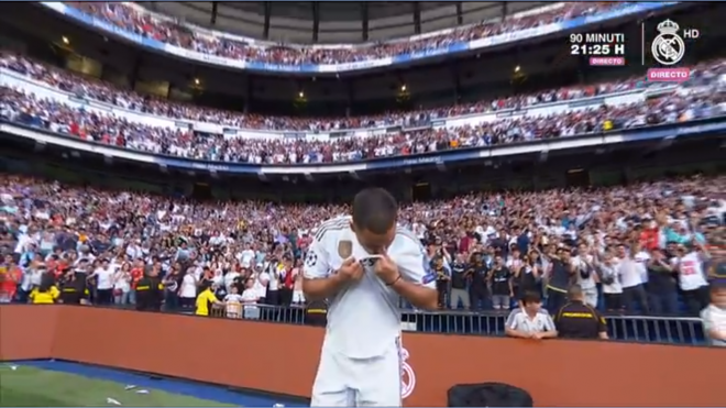 Eden Hazard besa el escudo en su presentación oficial con el Real Madrid.