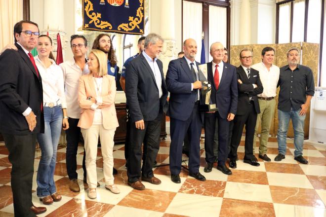 El alcalde recibió al Balonmano Ciudad de Málaga.