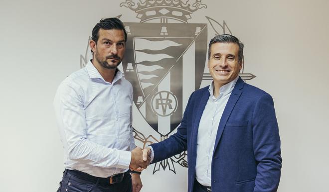 Ricardo estrecha la mano a Miguel Ángel Gómez (Foto: Real Valladolid).