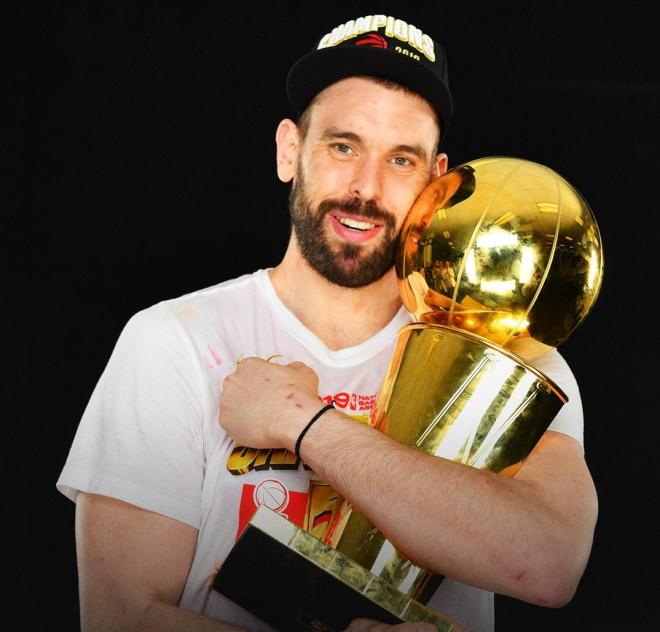 Marc Gasol, mostrando el trofeo tras ganar la NBA con los Raptors | Foto: Twitter Toronto Raptors.