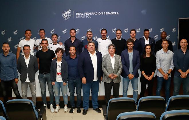 Ex futbolistas que acaban de concluir el curso de entrenadores (Foto: RFEF).