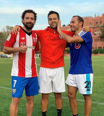 Manuel Iturra, 'Colocho', con la elástica del Athletic Club junto a dos amigos (Foto:@SantistebanAle).