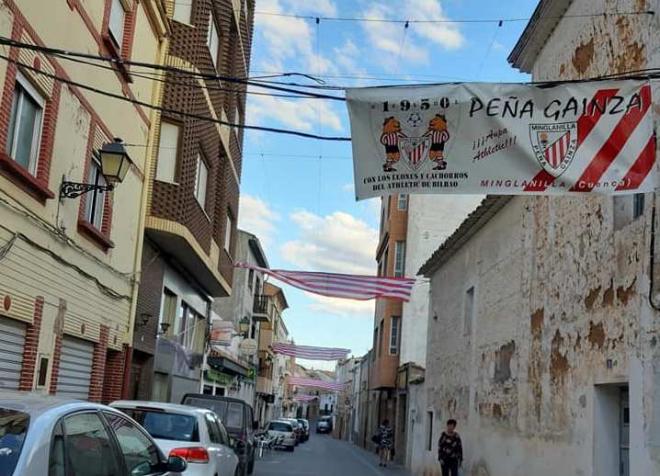Las calles de Minglanilla están ya engalanadas para recibir a los representantes del Athletic (Foto: Peña Gainza).