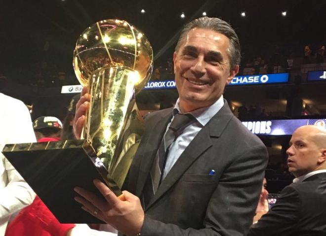 Sergio Scariolo, con el trofeo de campeón de la NBA conseguido con los Raptors.