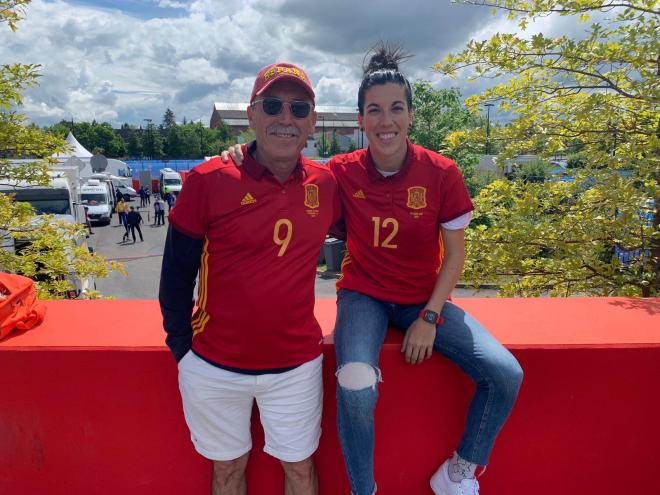 Visita de Marta Carro, junto a su padre, a la selección femenina en Valenciennes.