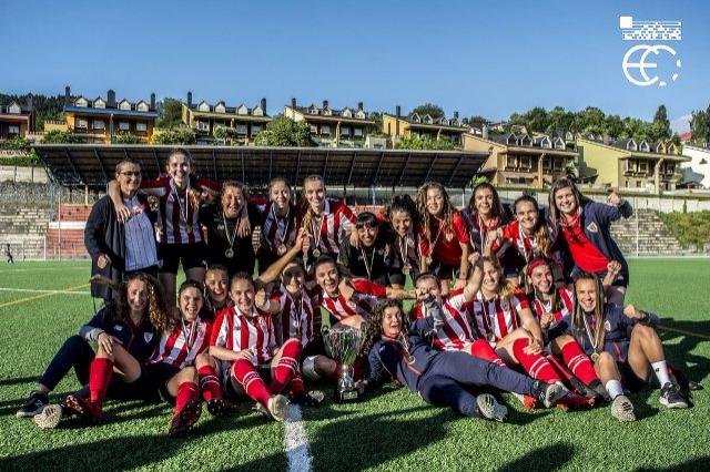 El Athletic Femenino B posa con el trofeo de la XXIV Copa Vasca (Foto: @EFF_FVF).