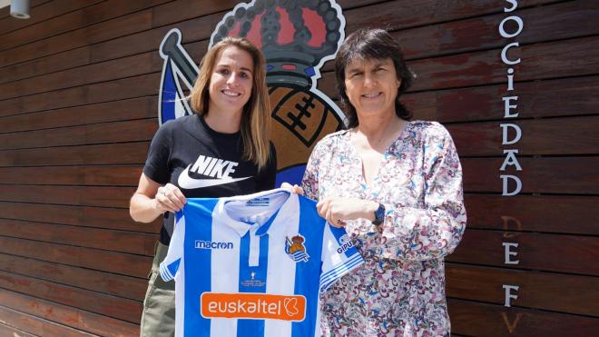 Bárbara Latorre con Garbiñe Etxeberria , directora deportiva de la Real Sociedad (Foto: RSO).