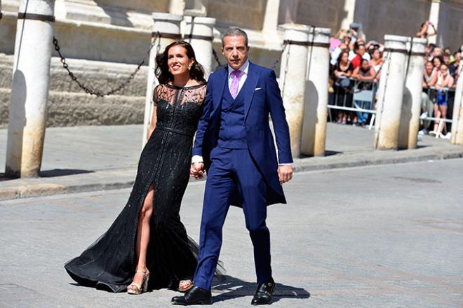 Cristóbal Soria y su mujer llegan a la boda de Sergio Ramos (Foto: Kiko Hurtado).