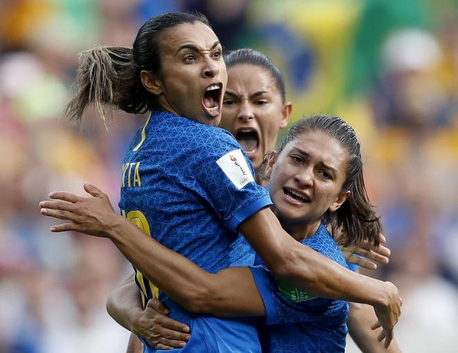 Marta Vieira celebra un gol con sus compañeras.