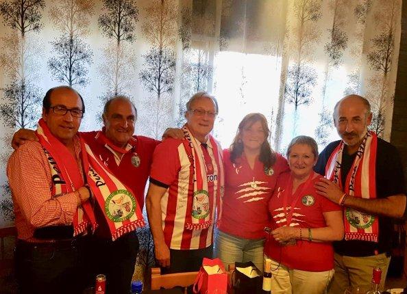 Aitor Elizegi y el directivo Goyo Arbizu acompañaron a Manolo Delgado en su homenaje (Foto: Athletic Club).