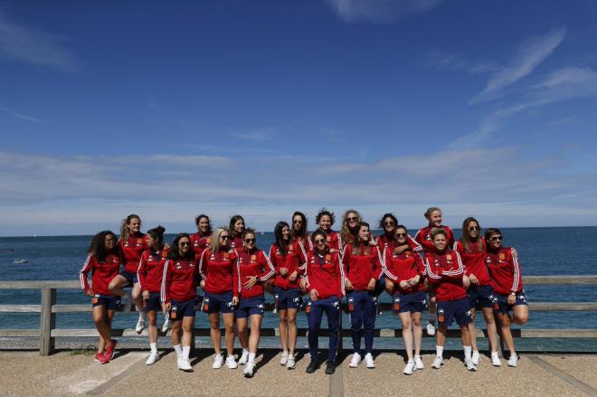 La selección posa en el paseo marítimo de Etretat.