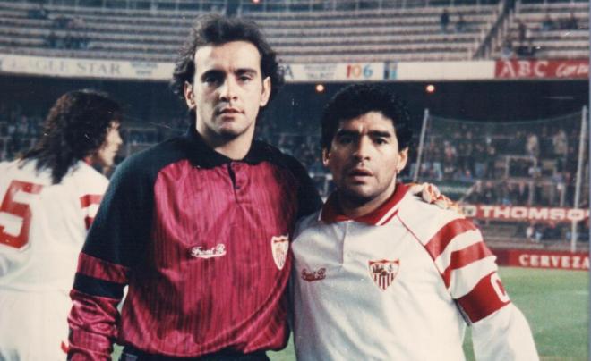 Maradona y Monchi, cuando coincidieron en el Sevilla.