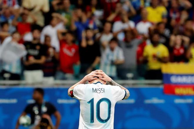 Messi, lamentándose ante Colombia.