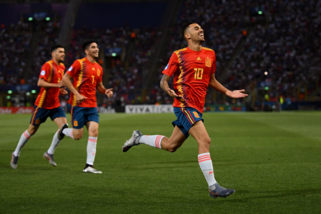 Soler celebra junto a Ceballos el gol de 'la Rojita' (Foto: UEFA)