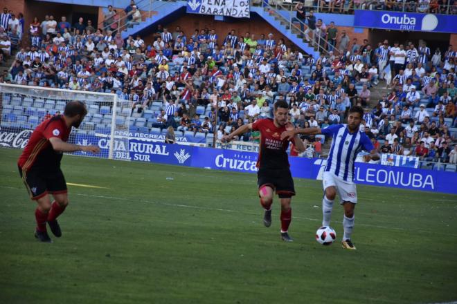 Borja Díaz conduce un balón ante la presión de Álvaro Rey. (Tenor)