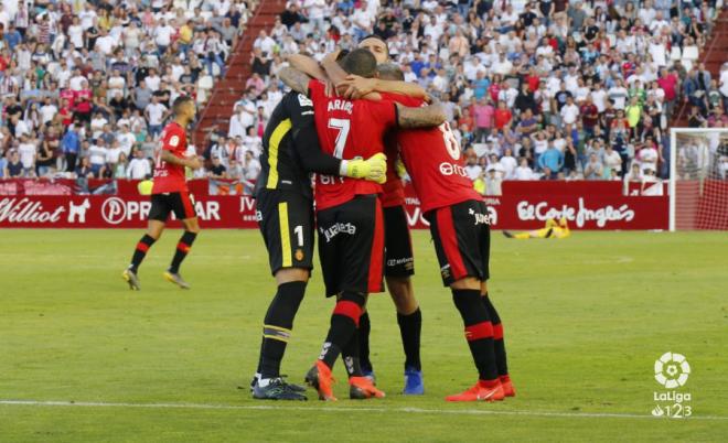 Los jugadores del Mallorca se abrazan tras conseguir el pase a la final en Albacete.
