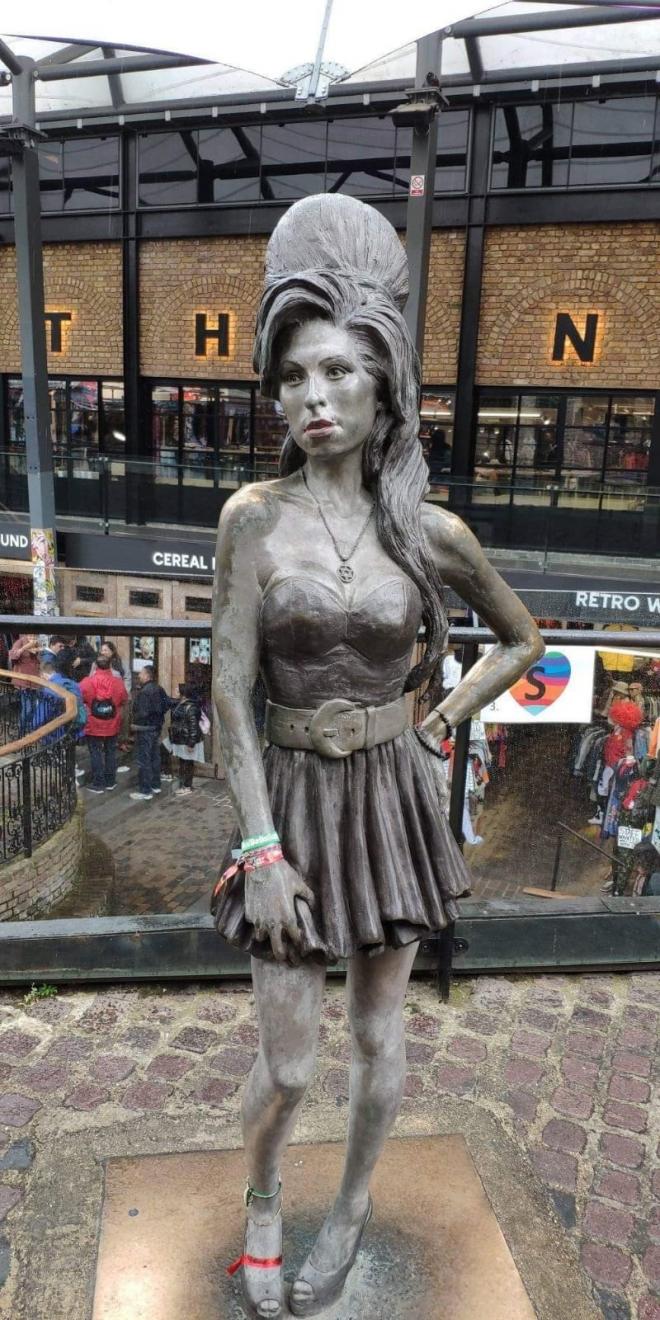 Monumento a Amy Winehouse en Camden Town.