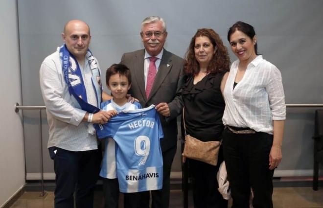 Héctor, junto a su familia y Francisco Martín Aguilar, en el antepalco de La Rosaleda (Foto: Pepe Ortega / Málaga CF).