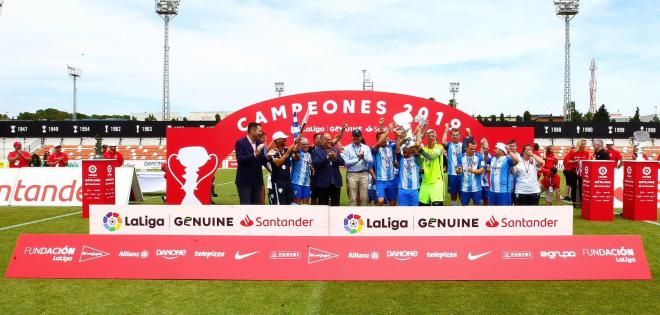 El Málaga, celebrando su título.