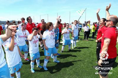 El Real Zaragoza Genuine celebran la victoria. (Foto: Laliga).
