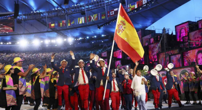 Nadal porta la bandera de España en la última ceremonia de los Juegos.