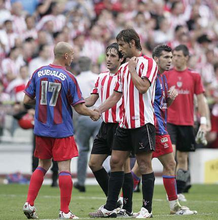 Rubiales saluda a Urzaiz a la finalización del Athletic-Levante de 2007.