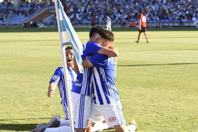Caye Quintana se abraza con otro compañeros tras marcarle al Mirandés. (Clara Verdier)