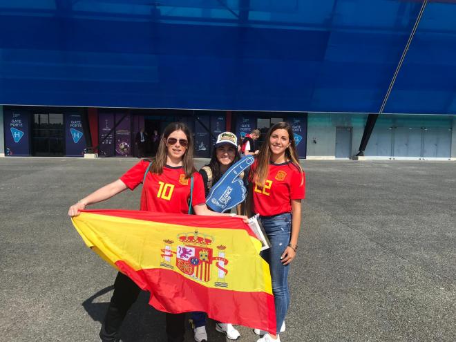 Laura, Marta y Virginia posan con la bandera de España en las afuera del estadio de Océane.