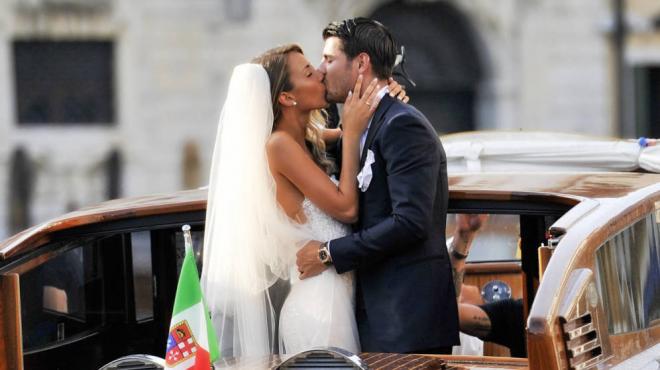 Beso entre Alice Campello y Álvaro Morata el día de su boda.
