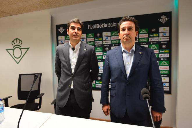 Ángel Haro y José Miguel López Catalán, a su llegada a la rueda de prensa (Foto: Kiko Hurtado).