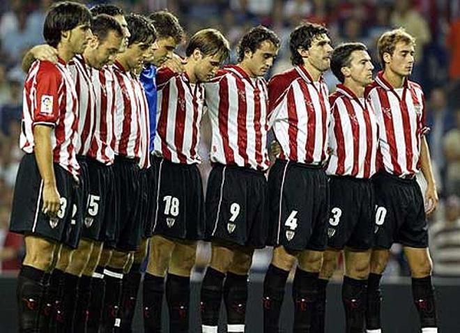 Los jugadores del Athletic homenajearon a Javier Uría abrazándose en el centro del campo durante el minuto de silencio.