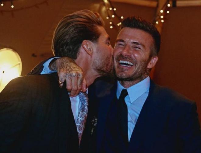 Sergio Ramos besa a David Beckham durante la boda del sevillano.
