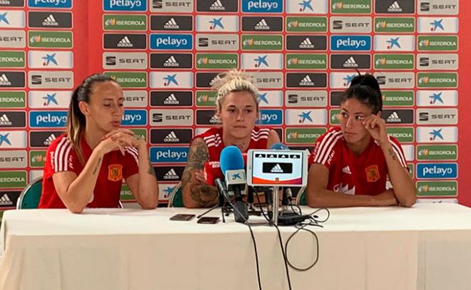 Torrecilla, Mapi León y Leila Ouahabi, en rueda de prensa.