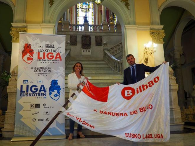 La concejal de Deportes, Itxaso Erroteta, y Borja Rodrigo, presidente de la ACT (Foto: Eusko Label Liga).