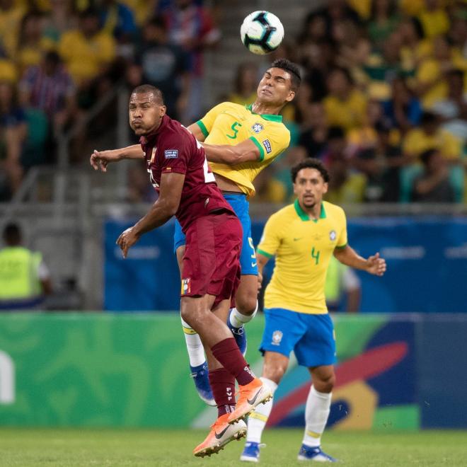 Casemiro y Rondón pugnan por un balón aéreo.