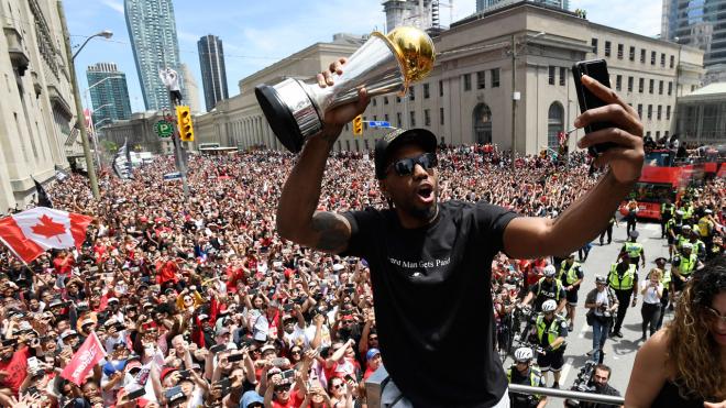 Kawhi Leonard celebra el título de la NBA de los Toronto Raptors.