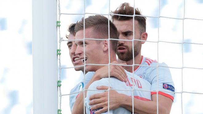 Borja Mayoral abraza a Dani Olmo en el primer gol de España. (Foto: UEFA)