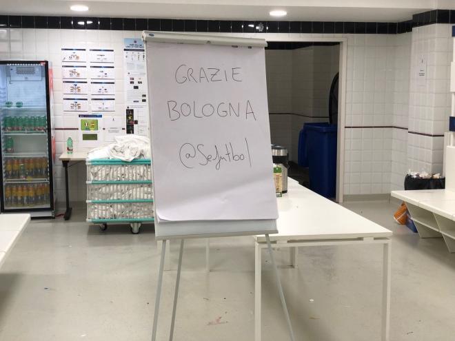 El mensaje de la selección española en el vestuario de Bolonia (@FIGC).