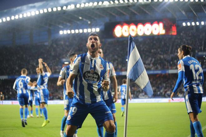 Borja Valle celebra el gol anotado contra el Málaga en Riazor (Foto: Iris Miquel).